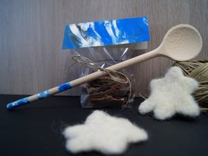 Weihnachtsgeschenke mit Kleinkindern basteln. - DIY Anleitung: Bruchschokolade machen und Kochlöffel bemalen. | von Fantasiewerk