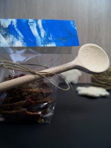 Weihnachtsgeschenke mit Kleinkindern basteln. - DIY Anleitung: Bruchschokolade machen und Kochlöffel bemalen. | von Fantasiewerk