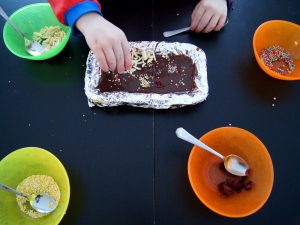 Weihnachtsgeschenke mit Kleinkindern basteln. - DIY Anleitung: Bruchschokolade machen und Kochlöffel bemalen. | von Fantasiewerk