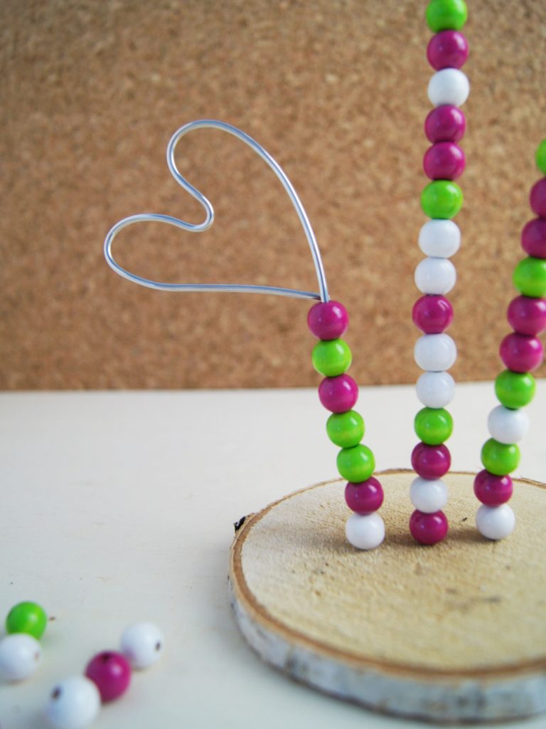 Fotohalter Herz mit Perlen - Kinder basteln ein Geschenk zum Valentinstag | von Fantasiewerk