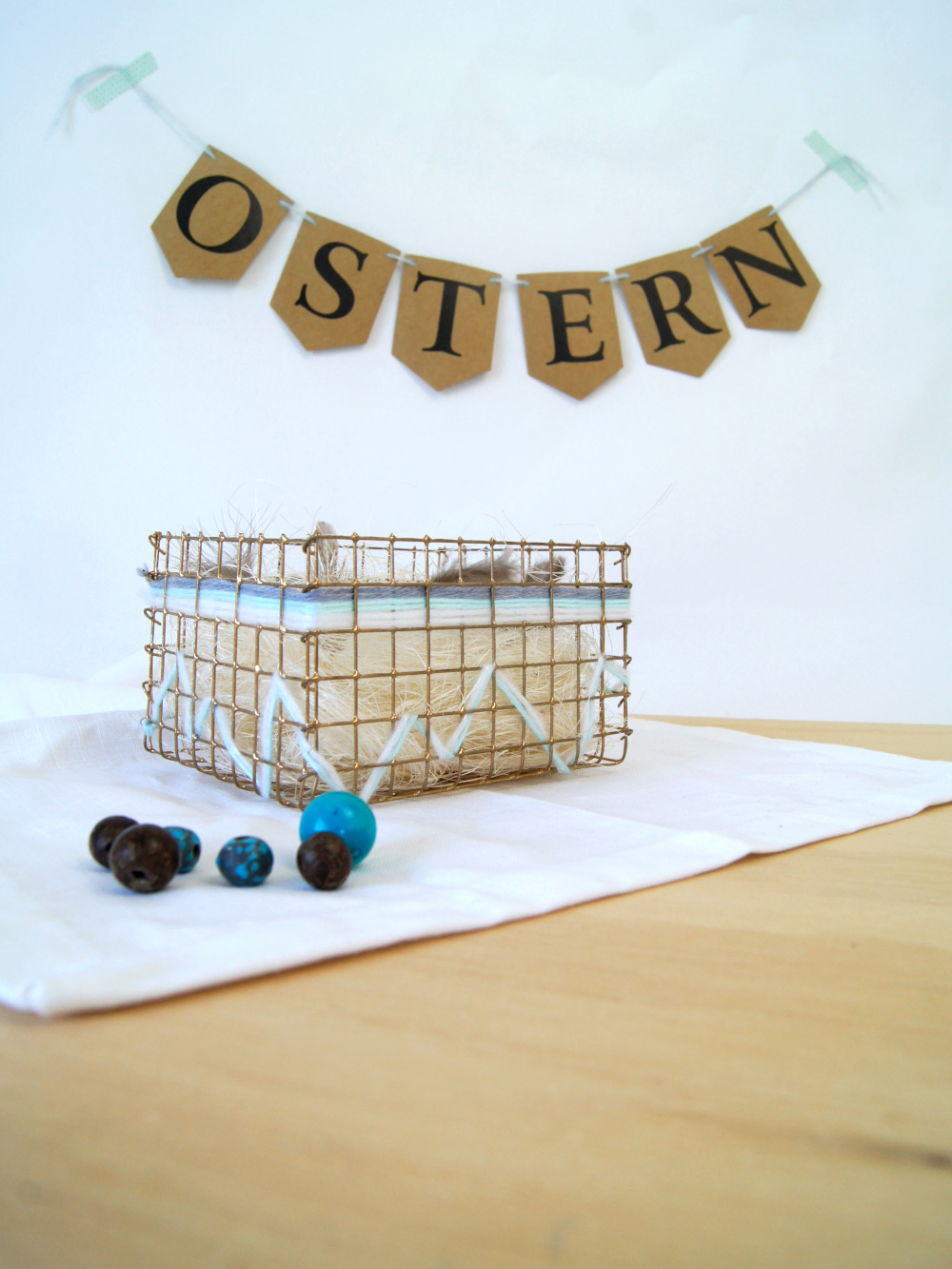 Bastelanleitung für einen Osterkorb aus Draht | #basteln und #DIY für #ostern | von Fantasiewerk