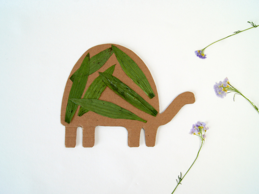 #Bastelideen für Kinder - Blume und Schildkröte mit #Naturmaterialien gestalten. | von Fantasiewerk