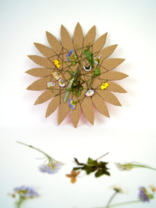 #Bastelideen für Kinder - Blume und Schildkröte mit #Naturmaterialien gestalten. | von Fantasiewerk