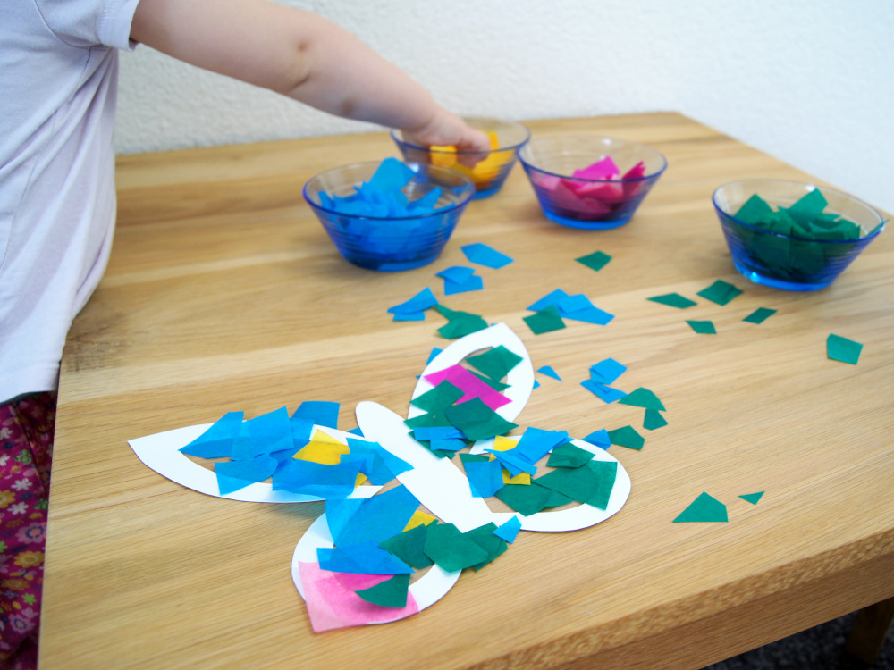 Anleitung: Schmetterling aus Seidenpapier mit Kindern basteln. Fensterbild oder Deko | von Fantasiewerk