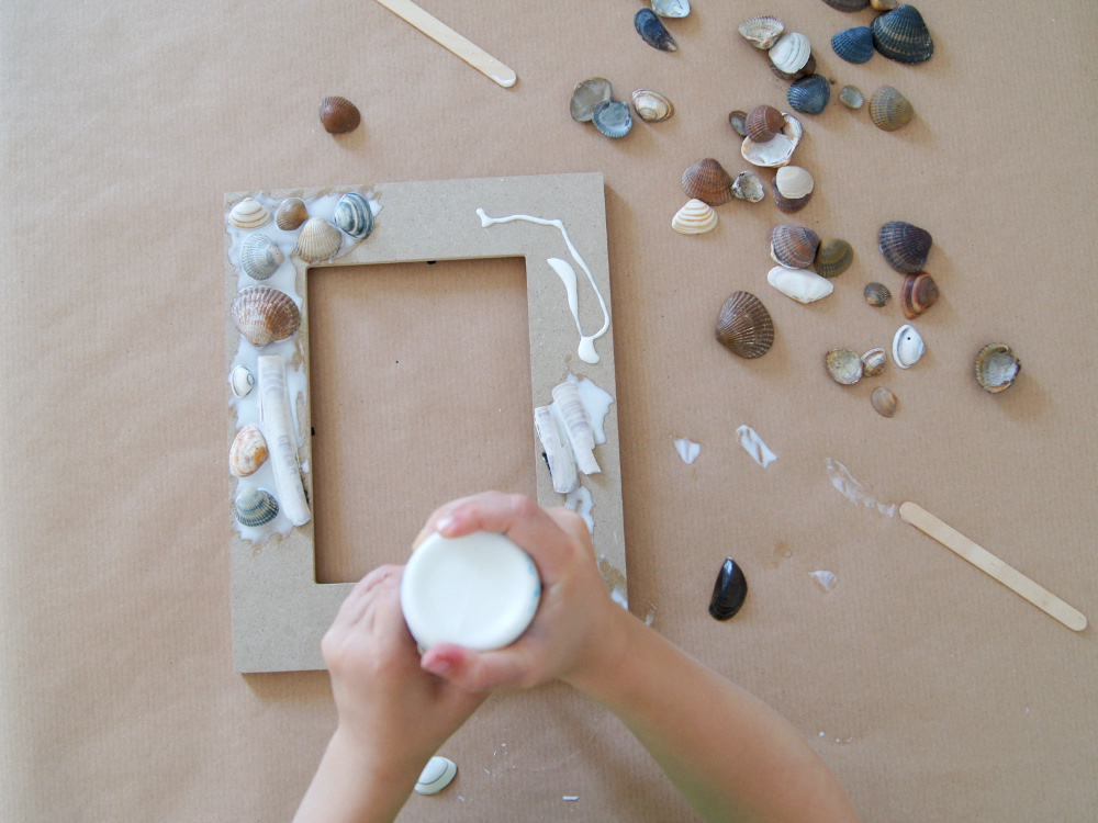 Bilderrahmen mit Muscheln als Mosaik basteln mit Kindern | Fantasiewer