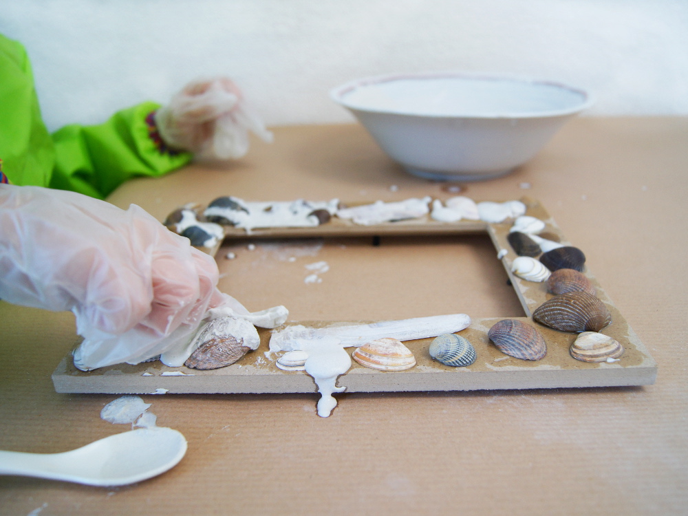 Bilderrahmen mit Muscheln als Mosaik basteln mit Kindern | Fantasiewer