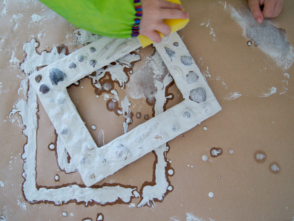 Bilderrahmen mit Muscheln als Mosaik basteln mit Kindern | Fantasiewerk