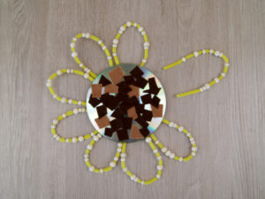 Anleitung: Eine Sonnenblume aus einer CD gestalten | Upcycling und basteln mit Kindern | von Fantasiewerk #bastelnmitkindern #upcycling #kidscraft