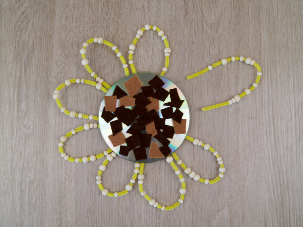 Anleitung: Eine Sonnenblume aus einer CD gestalten | Upcycling und basteln mit Kindern | von Fantasiewerk #bastelnmitkindern #upcycling #kidscraft