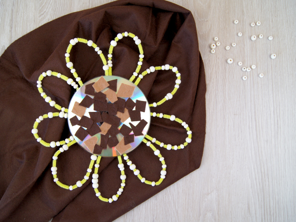 Anleitung: Eine Sonnenblume aus einer CD gestalten | Upcycling und basteln mit Kindern | von Fantasiewerk #bastelnmitkindern #upcycling #kidscraft