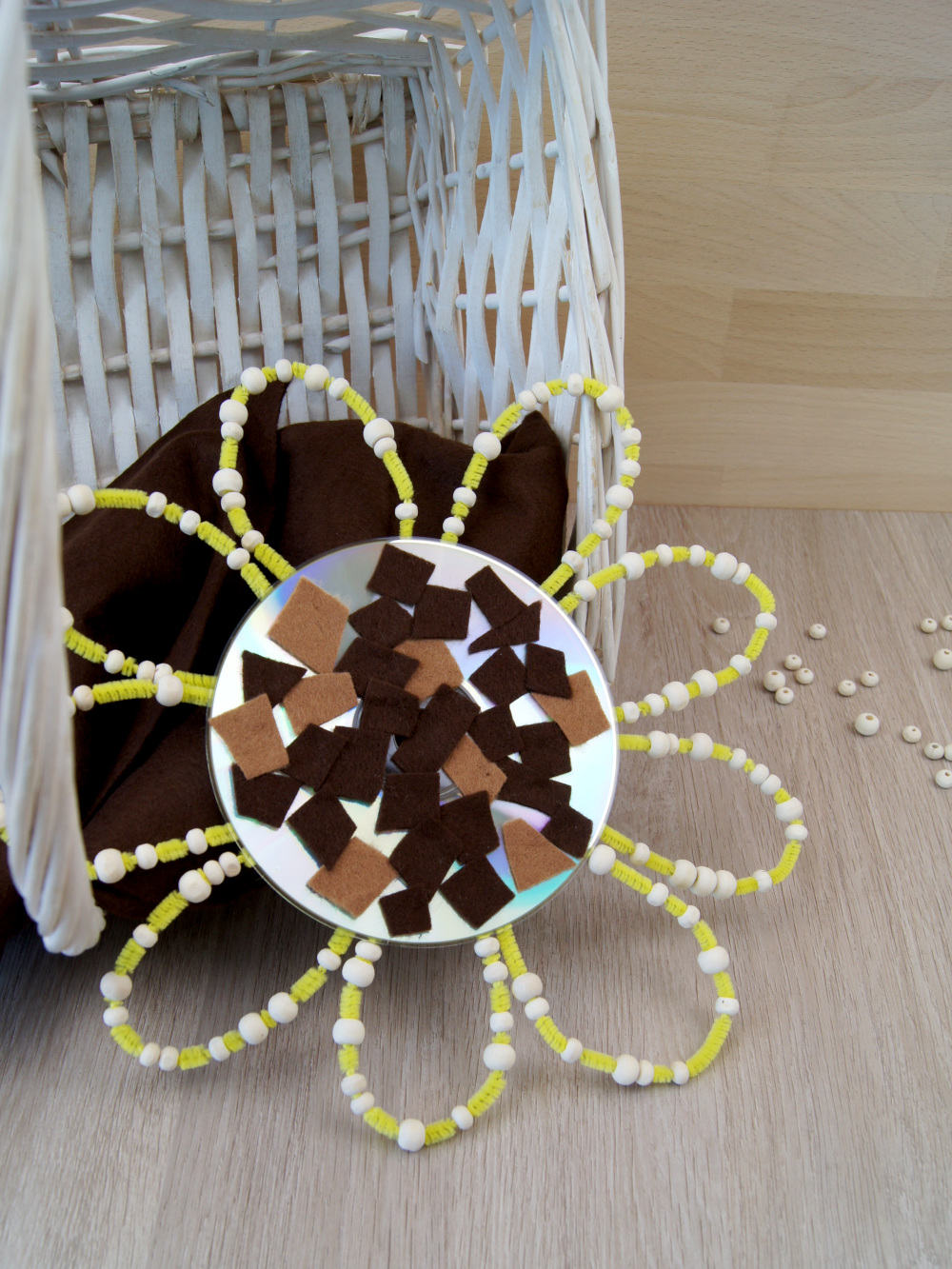 Anleitung: Eine Sonnenblume aus einer CD gestalten | Upcycling und basteln mit Kindern | von Fantasiewerk #bastelnmitkindern #upcycling #kidscraft