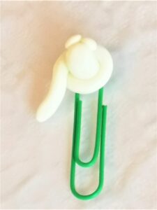 Anleitung: Nachtleuchtendes Lesezeichen aus Fimo mit Kindern basteln | von Fantasiewerk