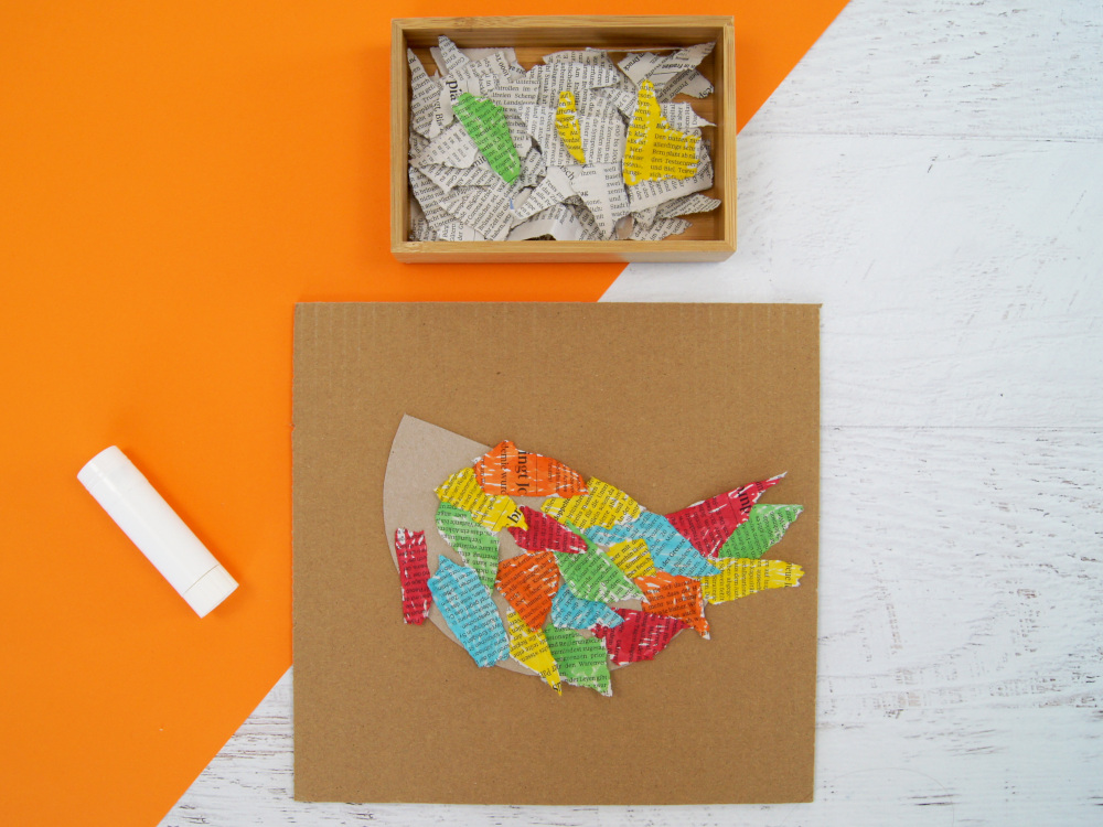Kinder basteln Vogel aus Zeitung Karton und Filzstiften | Upcycling für den Frühling | #bastelnmitkindern | von fantasiewerk