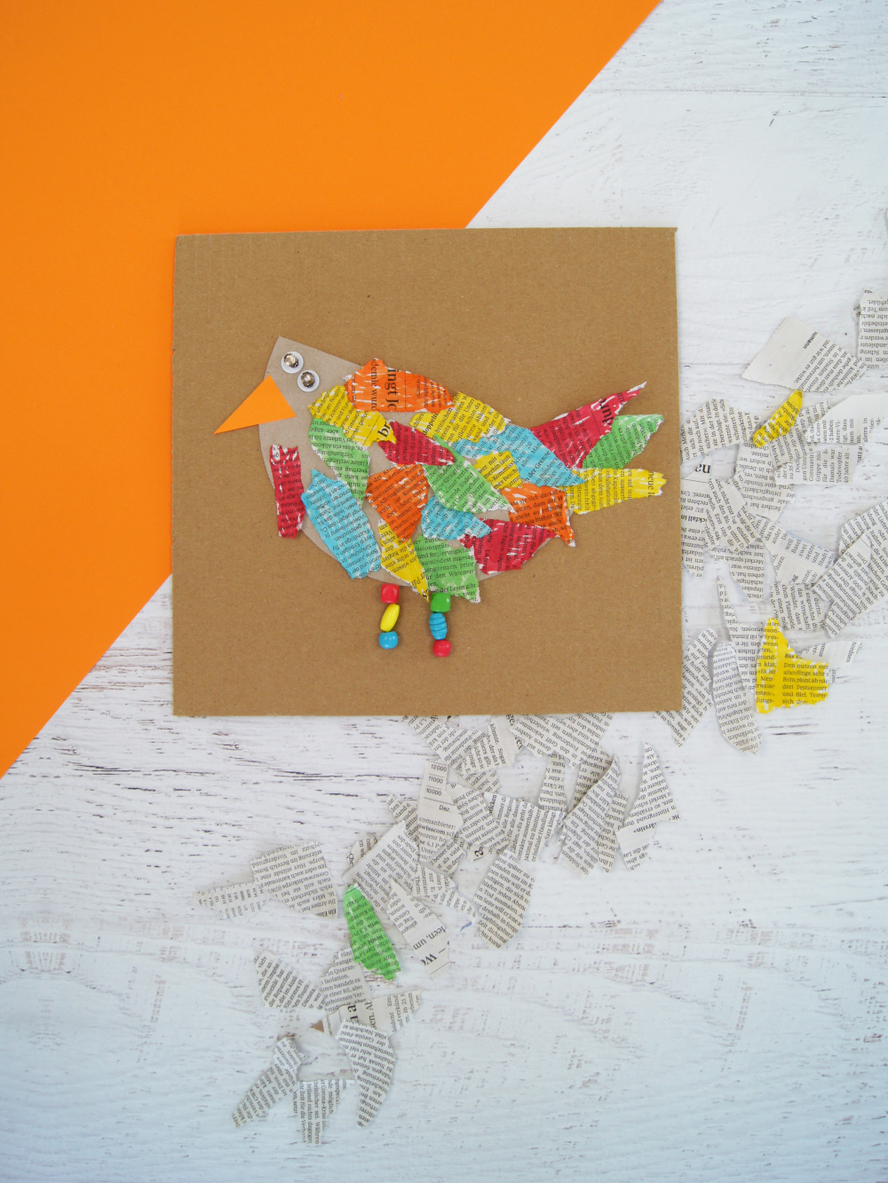 Kinder basteln Vogel aus Zeitung Karton und Filzstiften | Upcycling für den Frühling | #bastelnmitkindern | von fantasiewerk