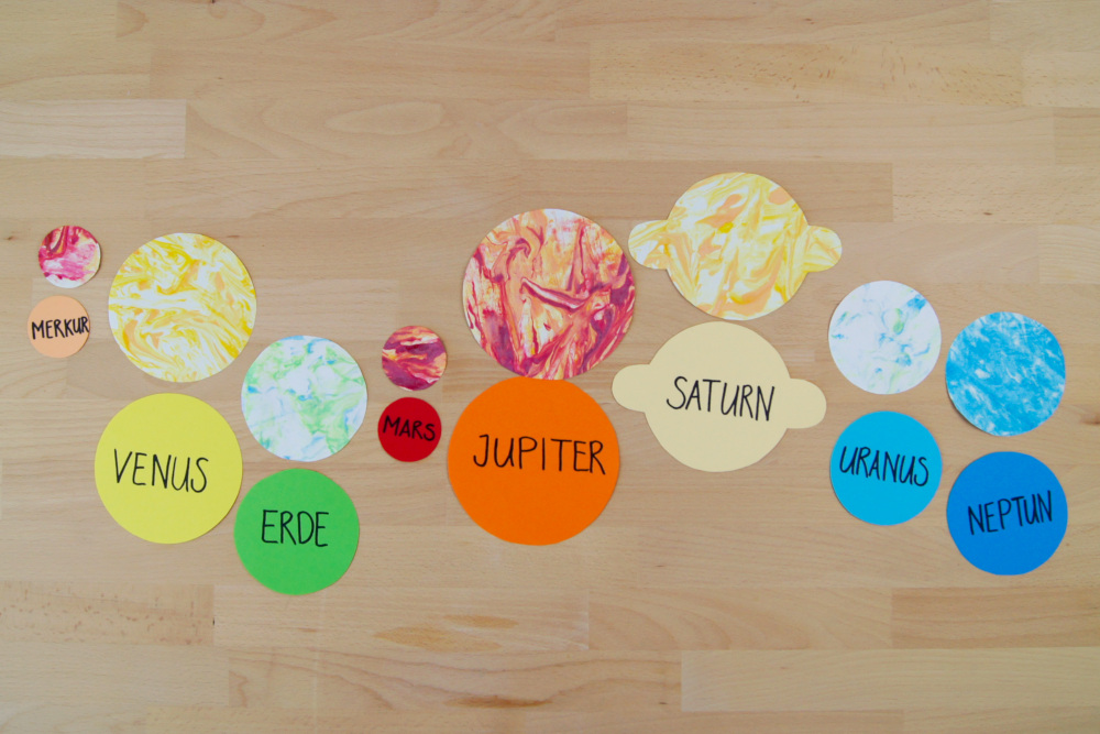 Planeten marmorieren mit Rasierschaum und Farbe - Sonnensystem spielend und kreativ lernen | #bastelnmitkindern #malenmitkindern | von Fantasiewerk