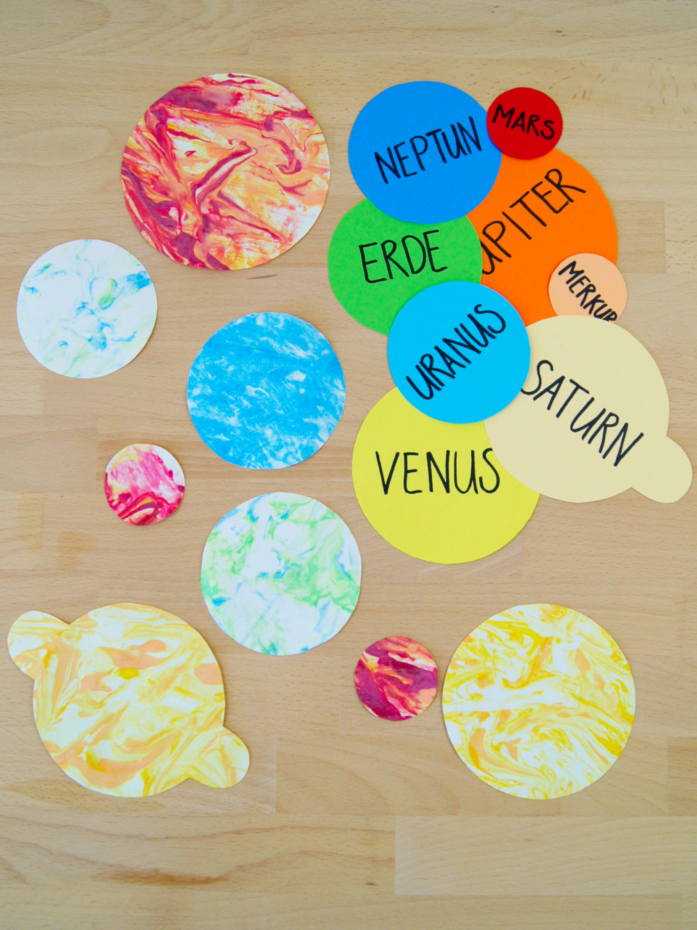 Planeten marmorieren mit Rasierschaum und Farbe - Sonnensystem spielend und kreativ lernen | #bastelnmitkindern #malenmitkindern | von Fantasiewerk