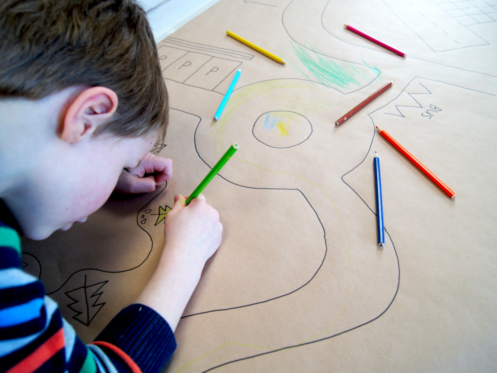 Strassenteppich selbermachen aus Packpapier und Farbstiften - Basteln und Malen mit Kindern | Spielideen zum Anti Quengel Buch | von Fantasiewerk