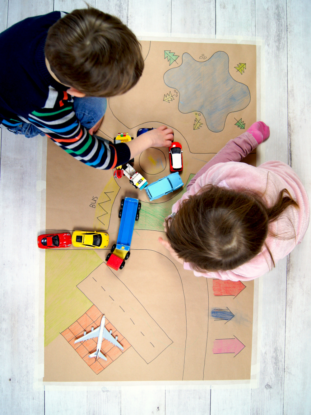 Strassenteppich selbermachen aus Packpapier und Farbstiften - Basteln und Malen mit Kindern | Spielideen zum Anti Quengel Buch | von Fantasiewerk