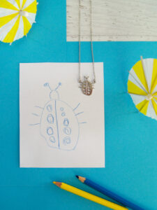 Aus einer Zeichnung wird ein Schmuckstück | Halskette aus Kinderzeichnung machen | als Weihnachtsgeschenk oder zum Geburtstag | Tipps zum Malen mit Kindern | von Fantasiewerk
