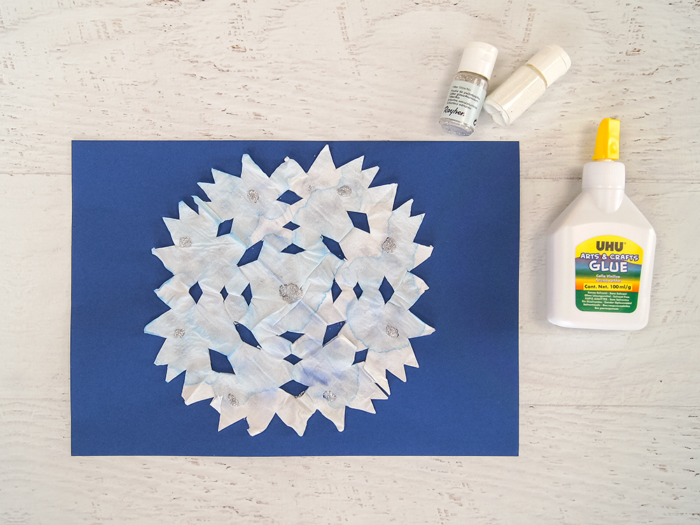 Schneeflocke aus Taschentuch und Glitzer basteln | #bastelnmitkindern #experimentieren #winterdiy