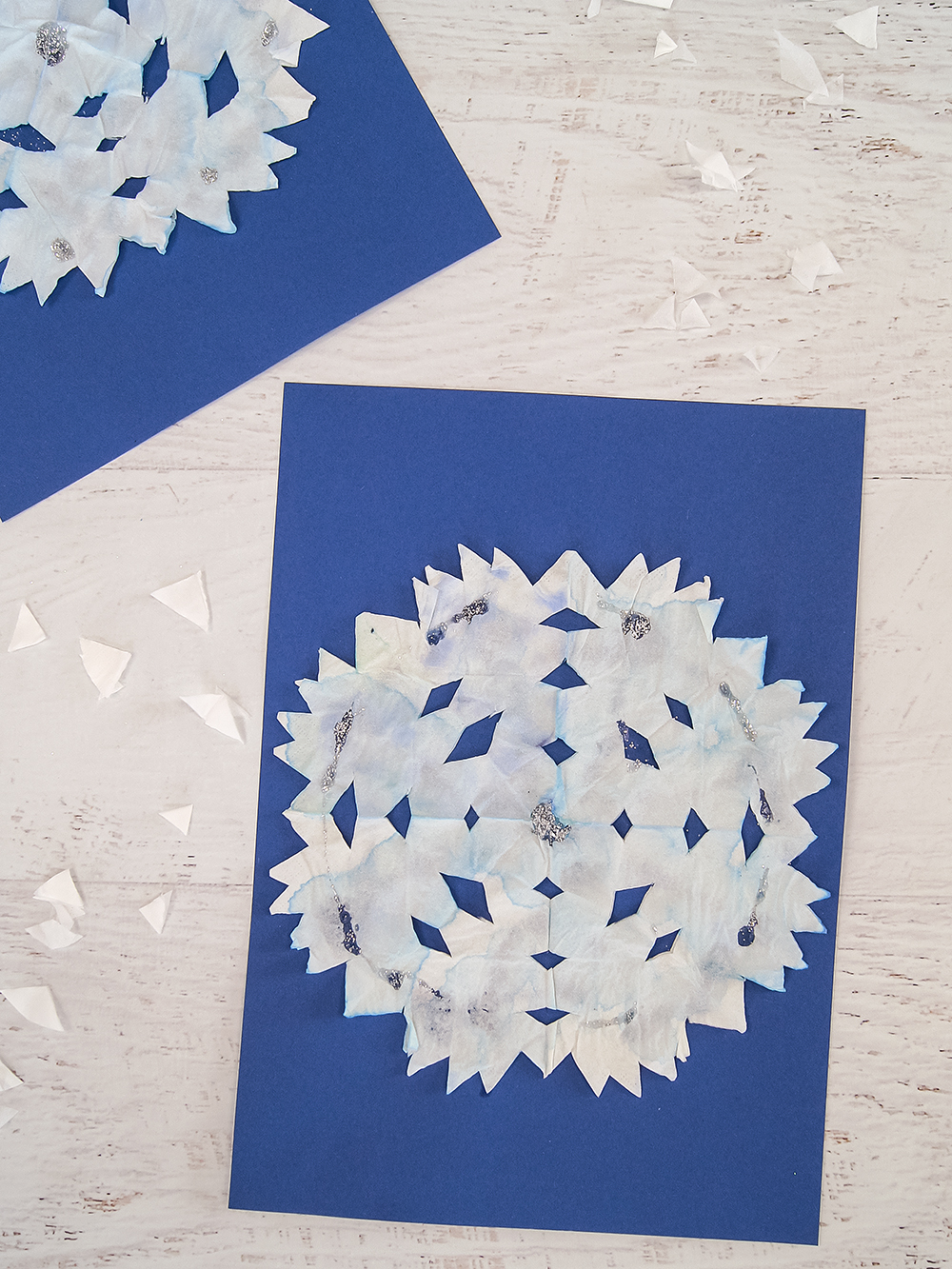 Schneeflocke aus Taschentuch und Glitzer basteln | #bastelnmitkindern #experimentieren #winterdiy