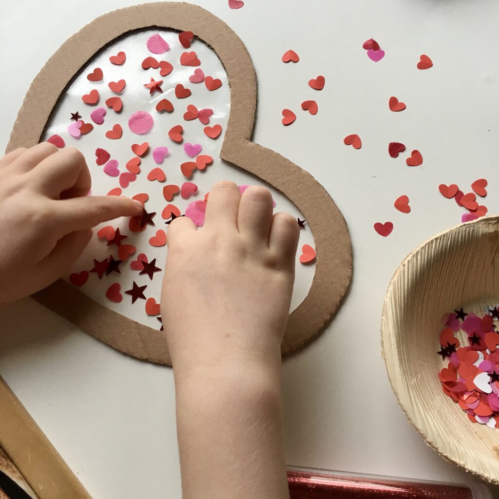 Herzen mit Kindern basteln zum Valentinstag Muttertag oder Geburtstag | #bastelnmitkindern | #kreativmitkindern | von Fantasiewerk