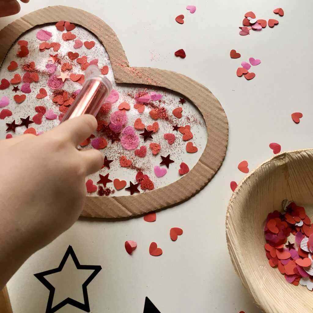 Herzen mit Kindern basteln zum Valentinstag Muttertag oder Geburtstag | #bastelnmitkindern | #kreativmitkindern | von Fantasiewerk