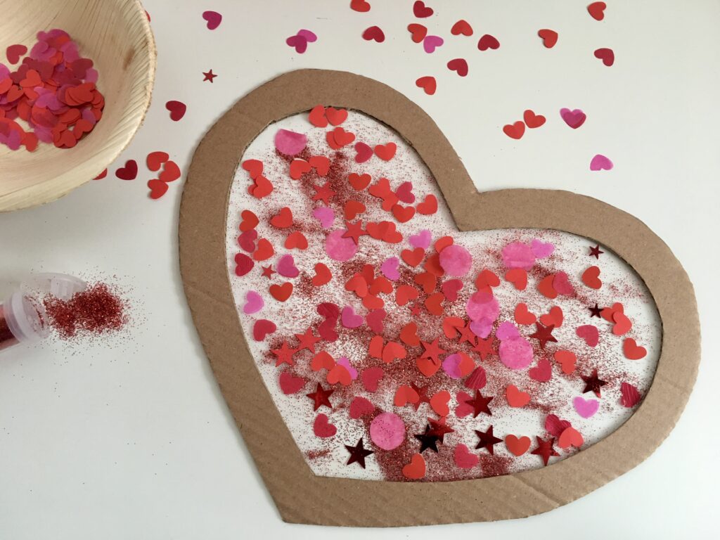 Herzen mit Kindern basteln zum Valentinstag Muttertag oder Geburtstag | #bastelnmitkindern | #kreativmitkindern | von Fantasiewerk