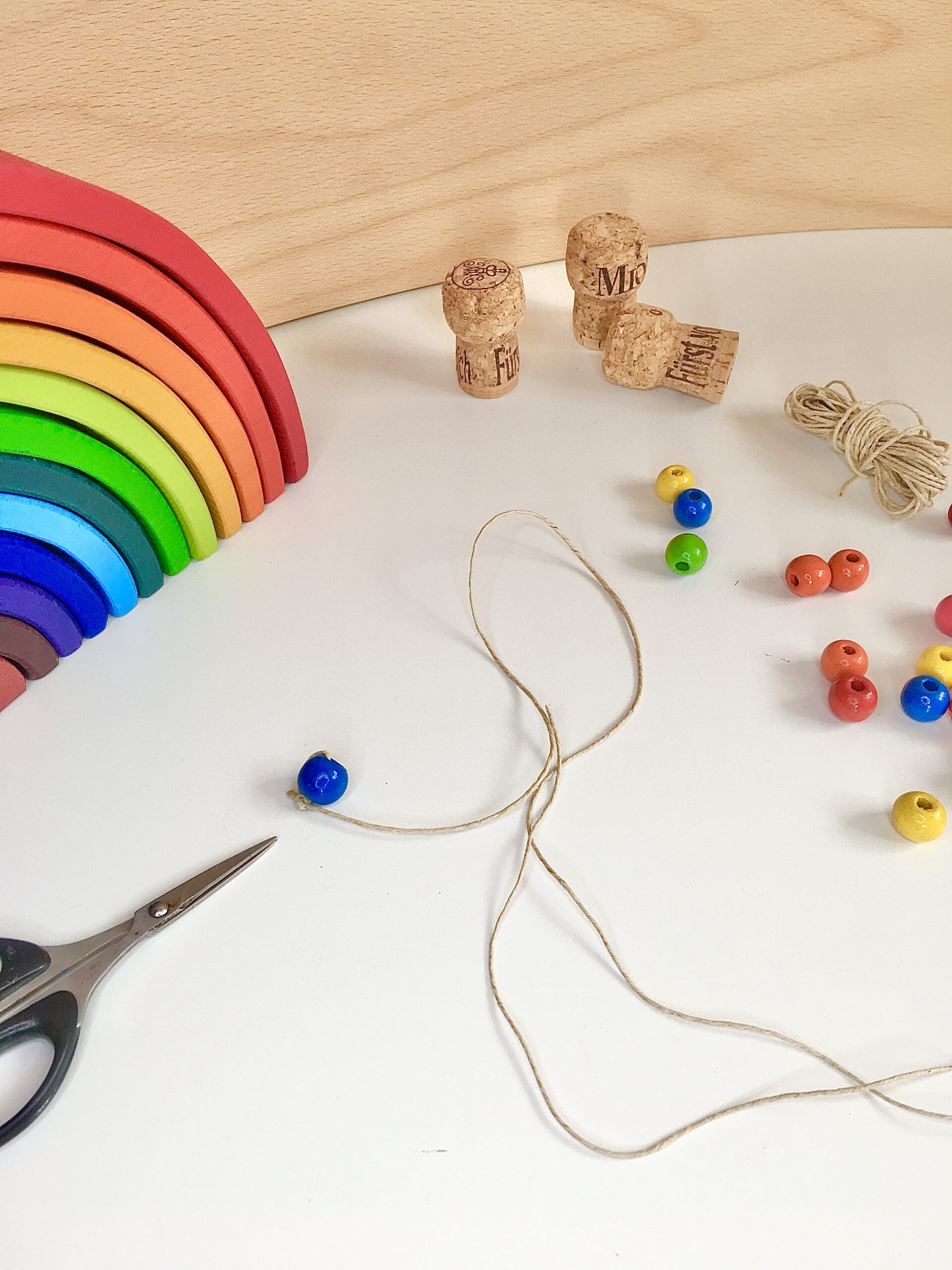 Regenbogen-Schlange aus Korken, Perlen, Spielzeug, #bastelnmitkindern #upcycling bunt, fantasiewerk.ch 