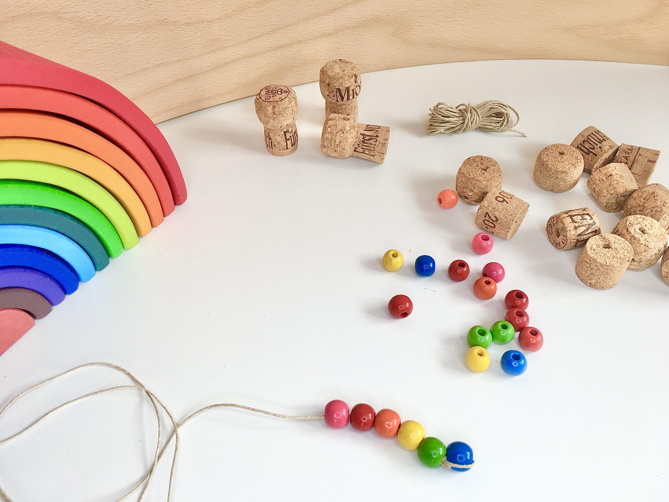 Regenbogen-Schlange aus Korken, Perlen, Spielzeug, #bastelnmitkindern #upcycling bunt, fantasiewerk.ch 