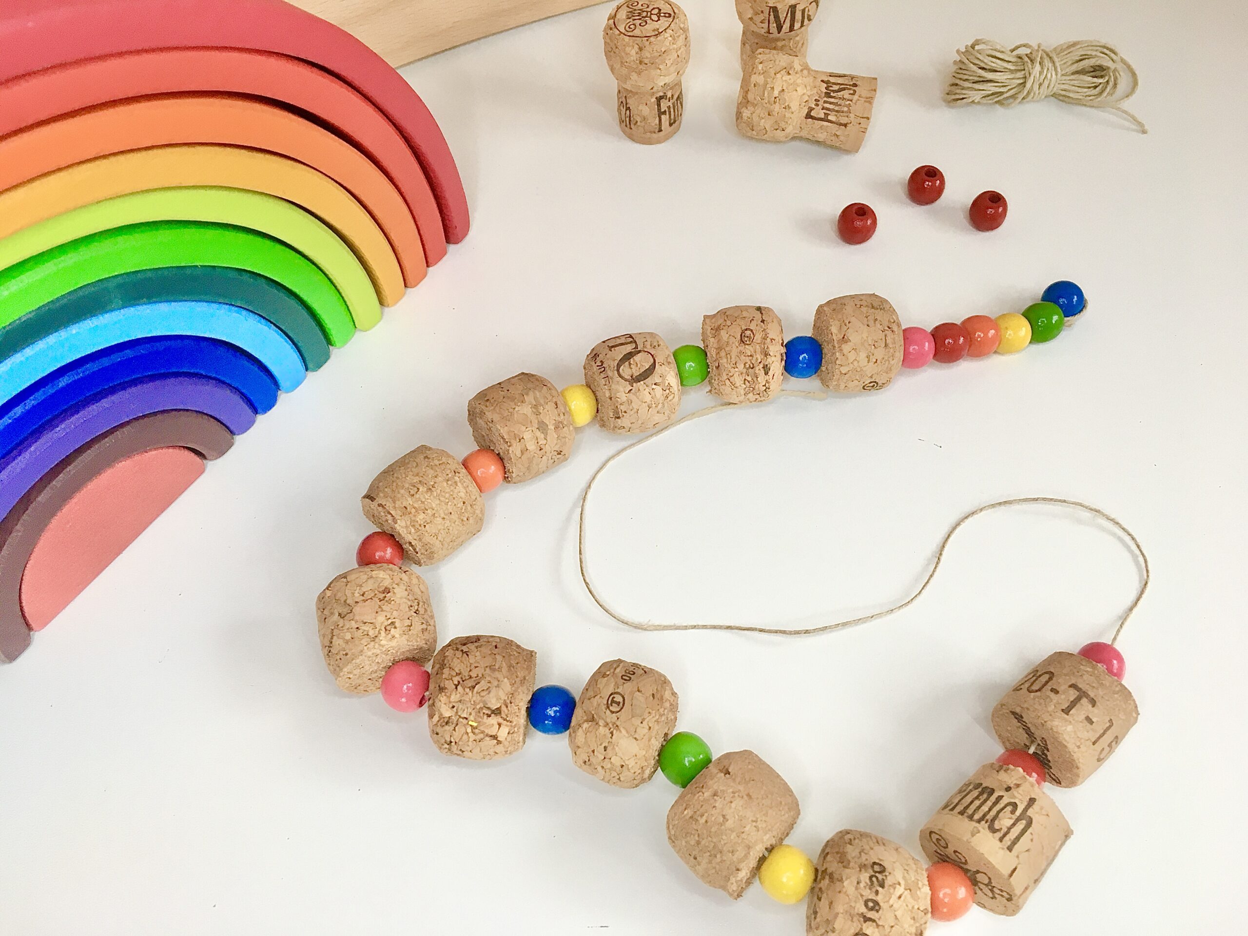  Regenbogen-Schlange aus Korken, Perlen, Spielzeug, #bastelnmitkindern #upcycling bunt, fantasiewerk.ch 