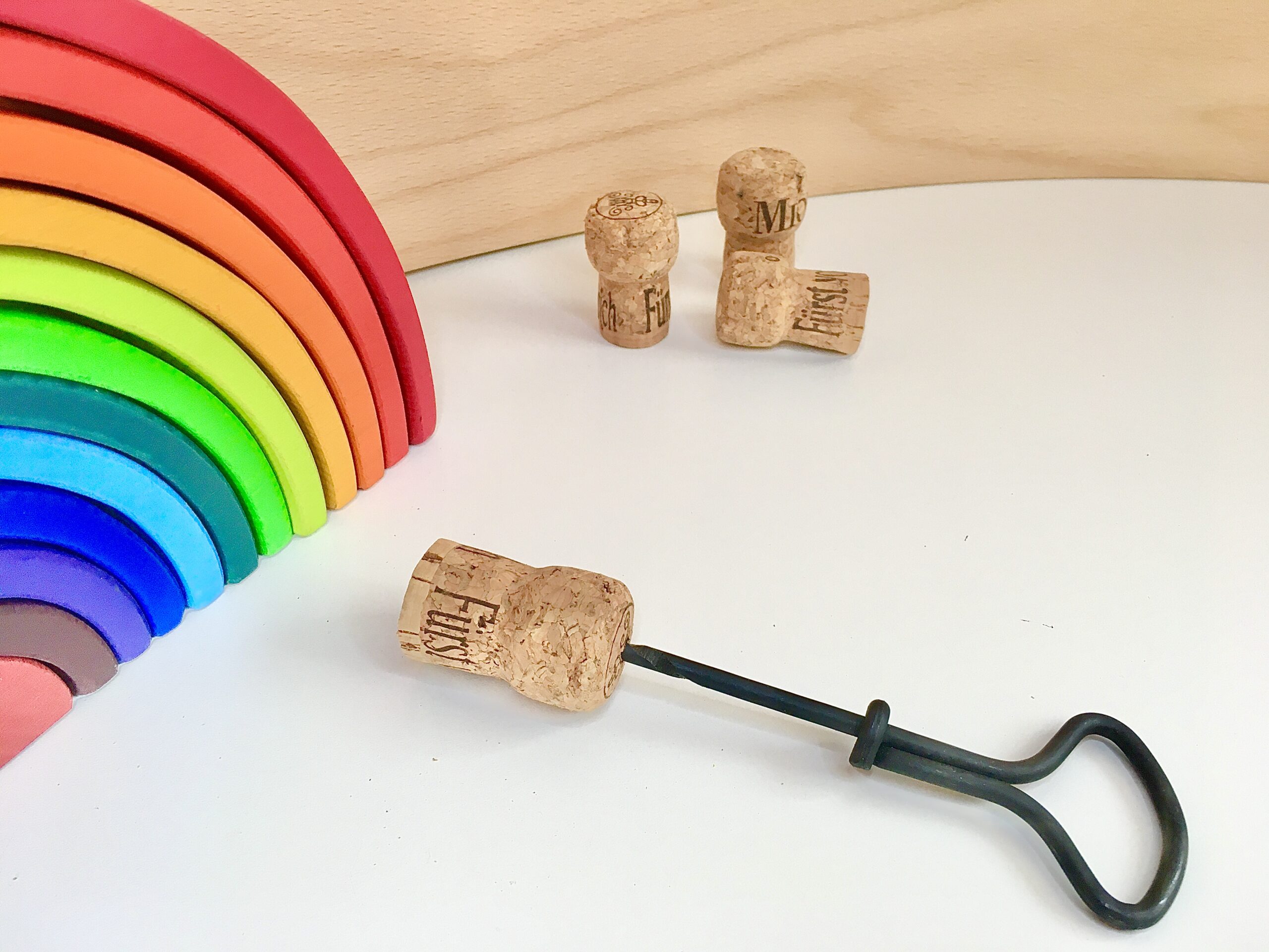 Regenbogen-Schlange aus Korken, Perlen, Spielzeug, #bastelnmitkindern #upcycling bunt, fantasiewerk.ch 