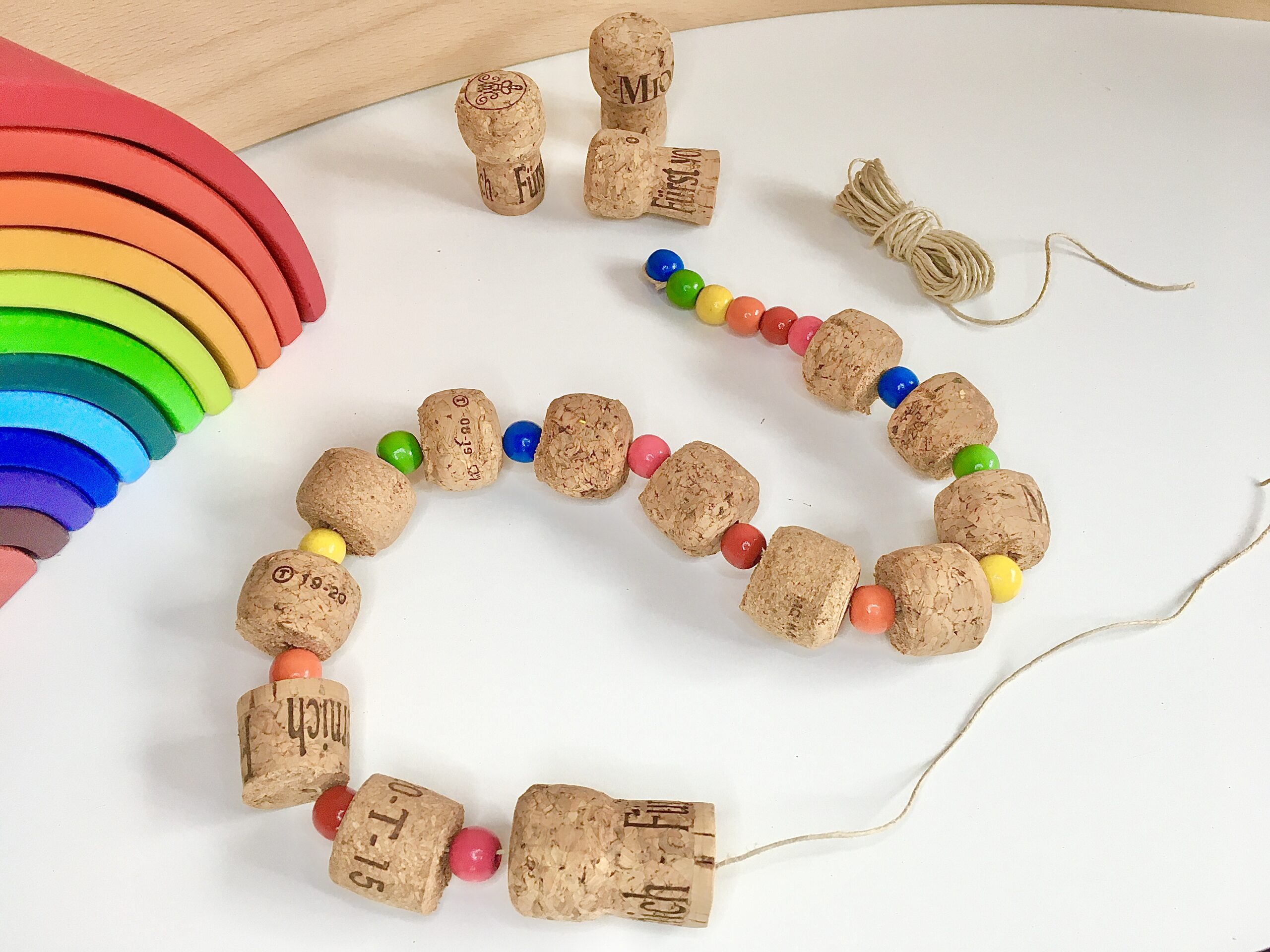 Regenbogen-Schlange aus Korken, Perlen, Spielzeug, #bastelnmitkindern #upcycling bunt, fantasiewerk.ch 