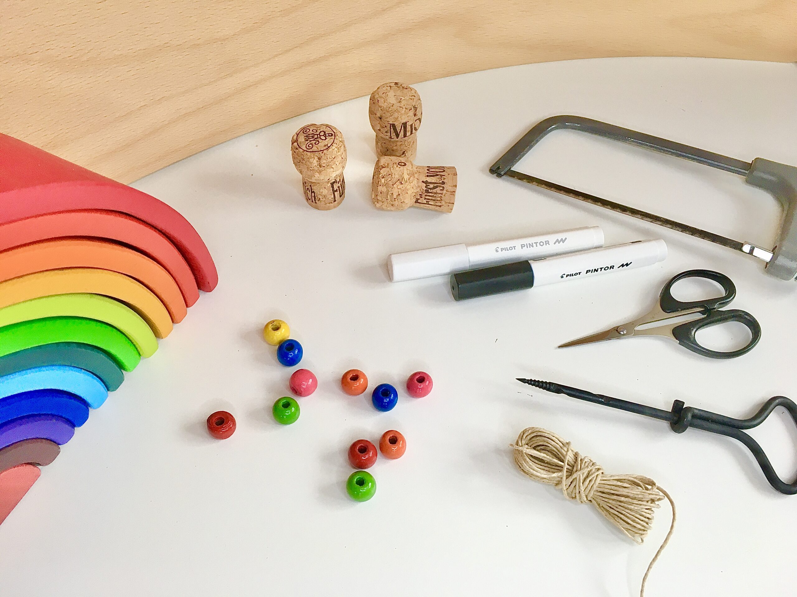 Regenbogen-Schlange aus Korken, Perlen, Spielzeug, #bastelnmitkindern #upcycling bunt, fantasiewerk.ch 