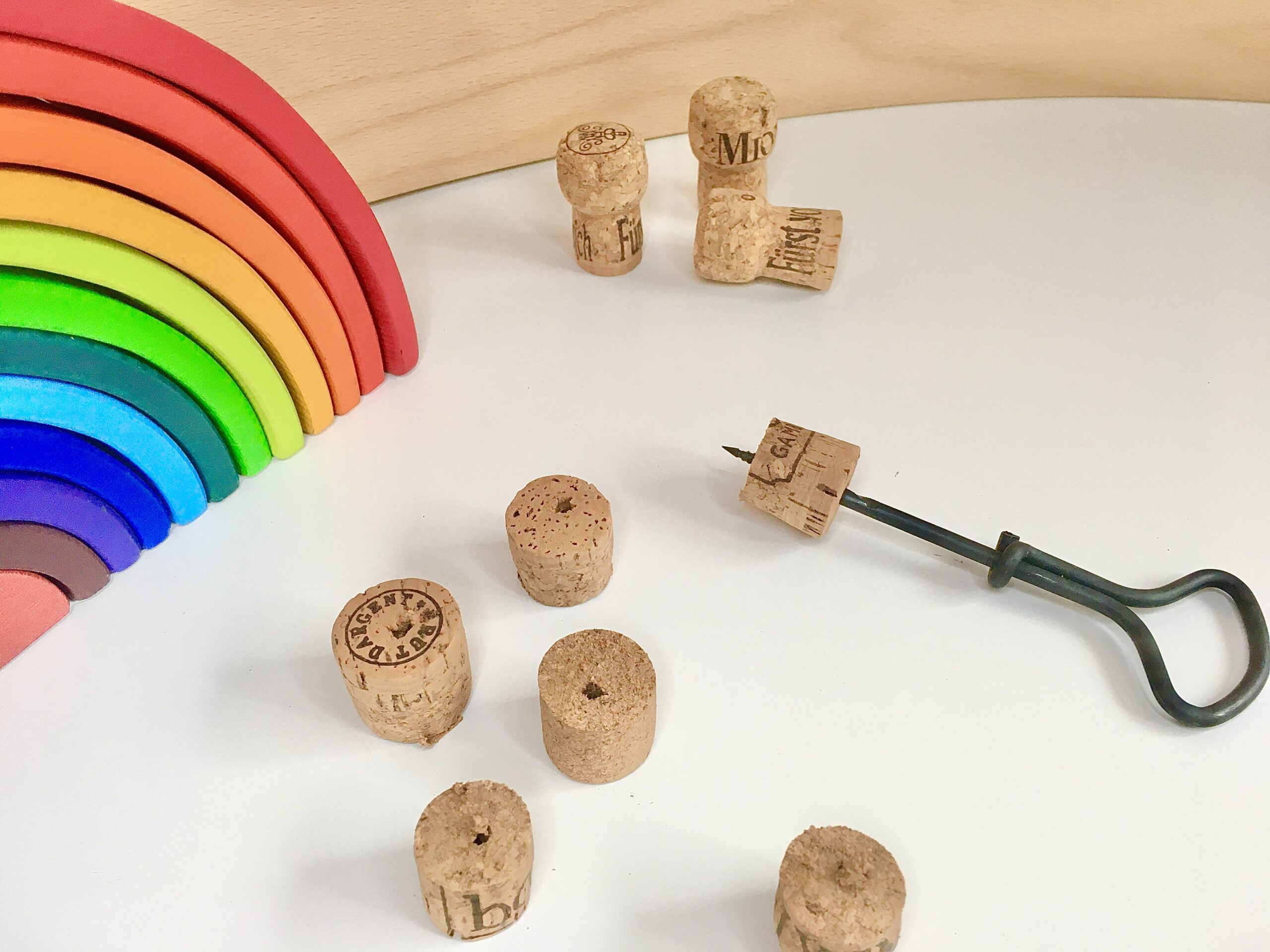 Regenbogen-Schlange aus Korken, Perlen, Spielzeug, #bastelnmitkindern #upcycling bunt, fantasiewerk.ch 