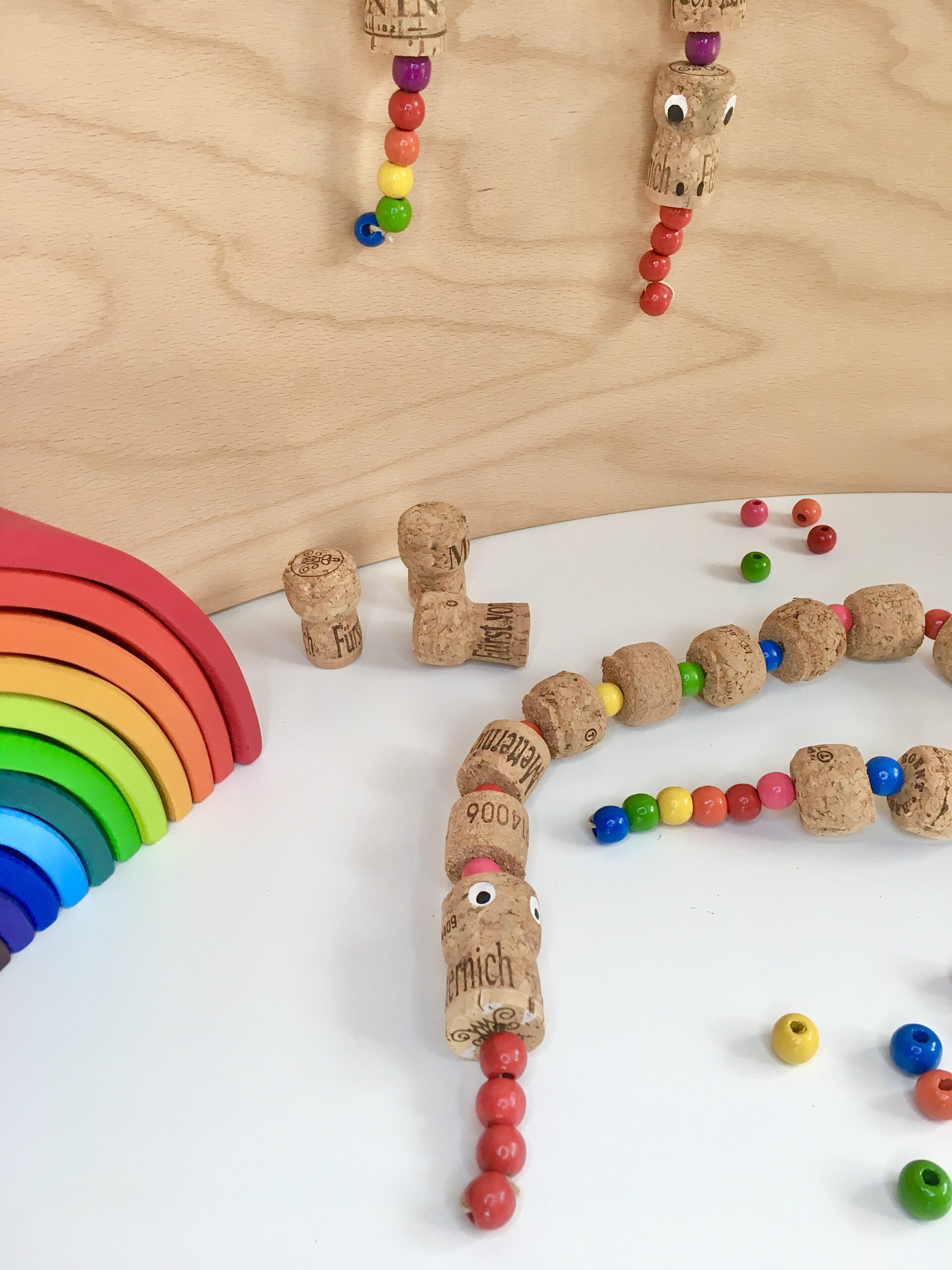 Regenbogenschlange selbermachen | #bastelnmitkindern aus Korken und Perlen | #diy #anleitung | von Fantasiewerk