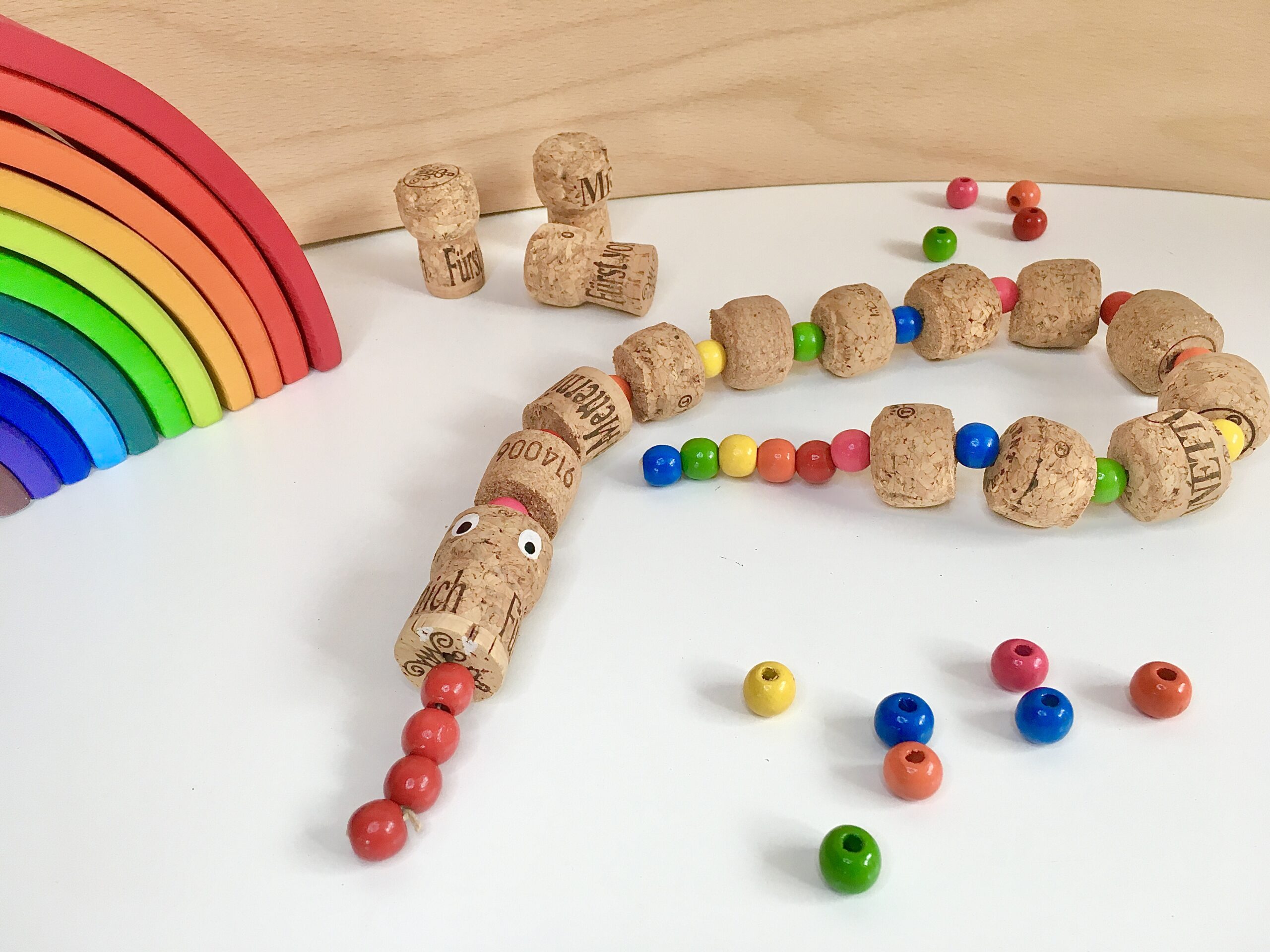 Regenbogen-Schlange aus Korken, Perlen, Spielzeug, #bastelnmitkindern #upcycling bunt, fantasiewerk.ch 