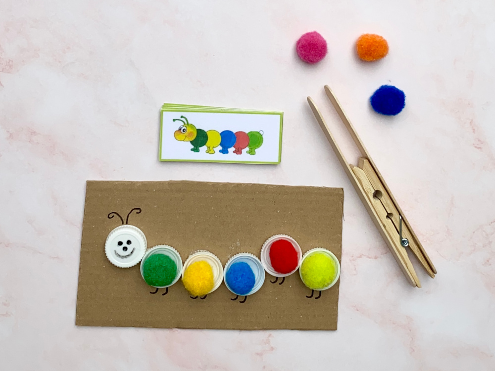 Raupe zum Farbenlernen mit DIY-Pinzette | Basteln und Lernen mit Kindern | von Fantasiewerk