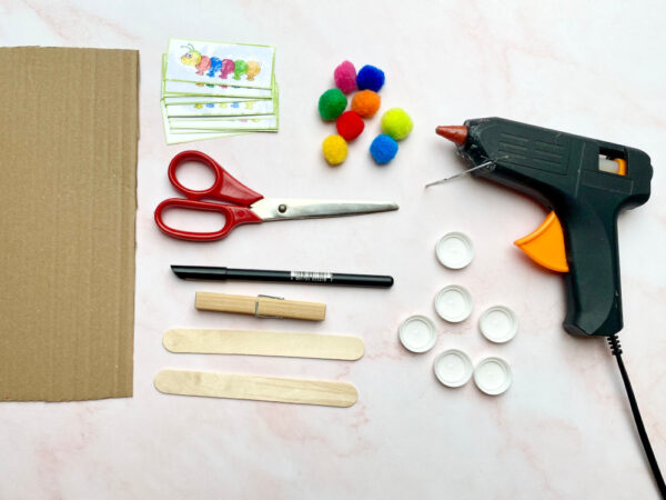 Raupe zum Farbenlernen mit DIY-Pinzette | Basteln und Lernen mit Kindern | von Fantasiewerk