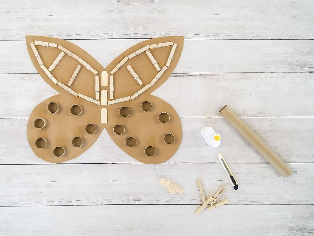 Schmetterling #upcycling | Anleitung zum Basteln und Spielen mit Karton Pompons und Farbe | #bastelnmitkindern