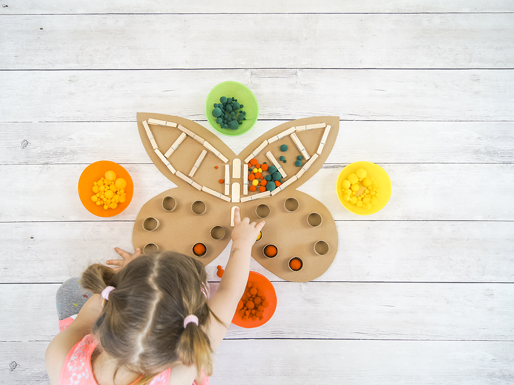 Schmetterling #upcycling | Anleitung zum Basteln und Spielen mit Karton Pompons und Farbe | #bastelnmitkindern