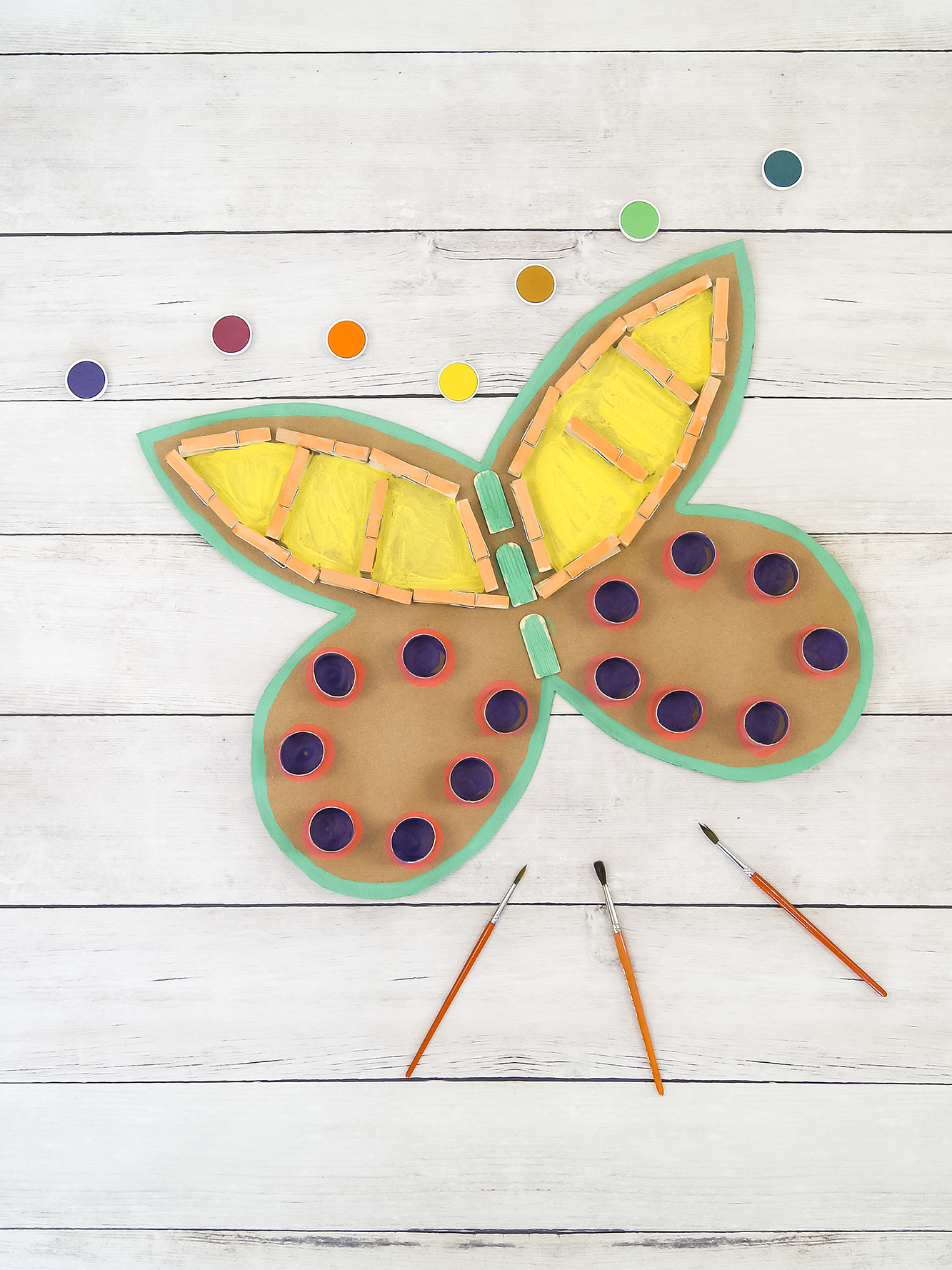 Schmetterling #upcycling | Anleitung zum Basteln und Spielen mit Karton Pompons und Farbe | #bastelnmitkindern