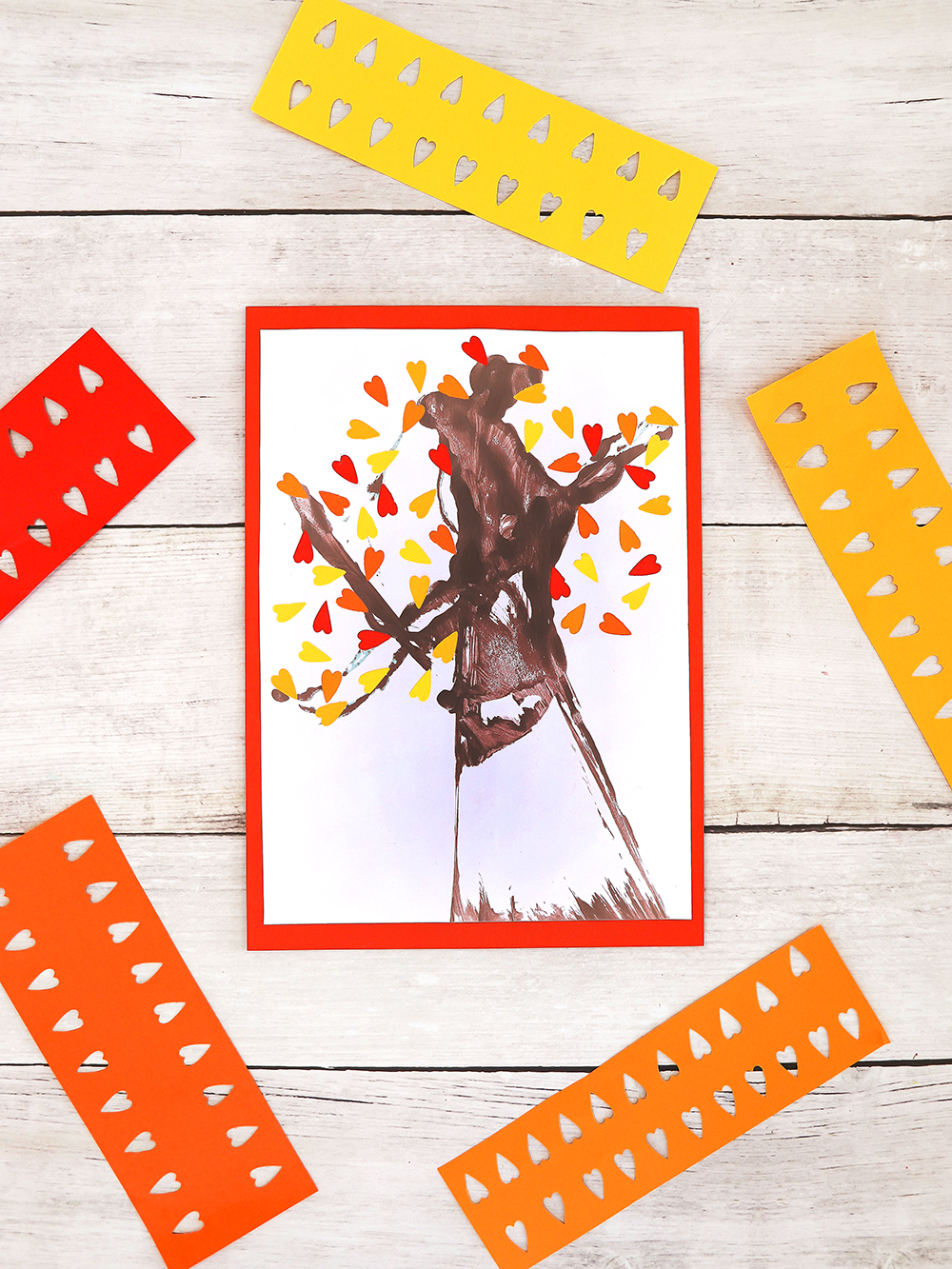 Herbstbaum malen und basteln mit Kindern - Experiment mit Garn und Stanzer oder Fingerabdrücken | von Fantasiewerk