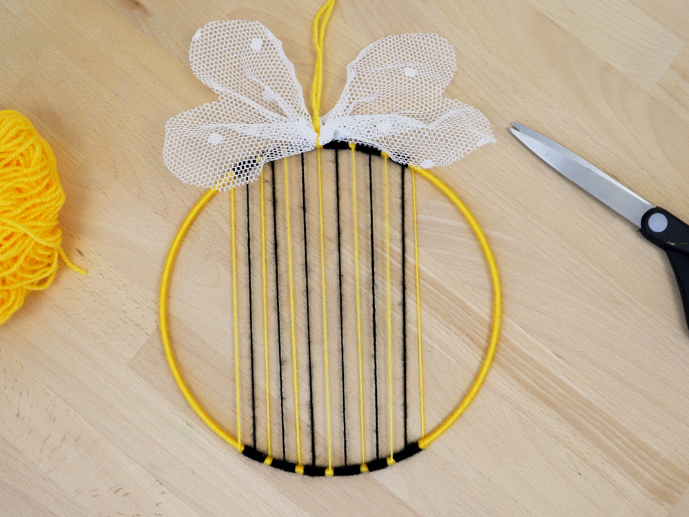DIY-Biene - Garn wickeln | Fotos und Notizen aufbewahren | #bastelnmitkindern #handarbeit | von Fantasiewerk