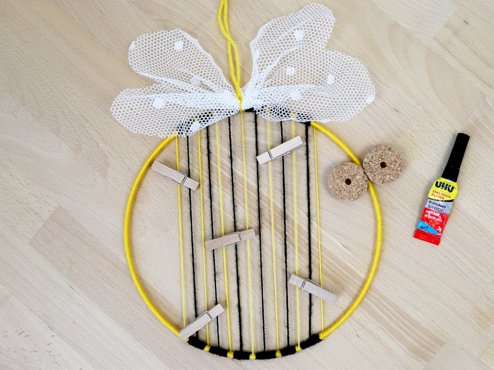 DIY-Biene - Garn wickeln | Fotos und Notizen aufbewahren | #bastelnmitkindern #handarbeit | von Fantasiewerk