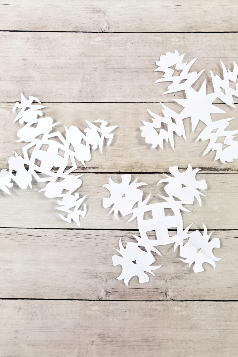 Schneeflocke aus Namen ausschneiden | Scherenschnitt für den Winter | #bastelnmitkindern | von Fantasiewerk