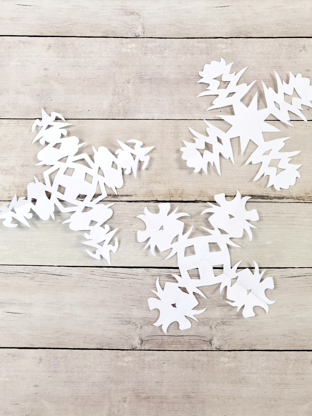 Schneeflocke aus Namen ausschneiden | Scherenschnitt für den Winter | #bastelnmitkindern | von Fantasiewerk