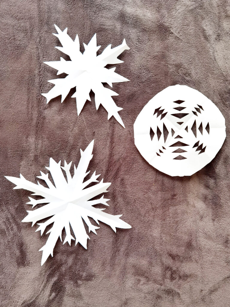 Schneeflocke aus Namen ausschneiden | Scherenschnitt für den Winter | #bastelnmitkindern | von Fantasiewerk