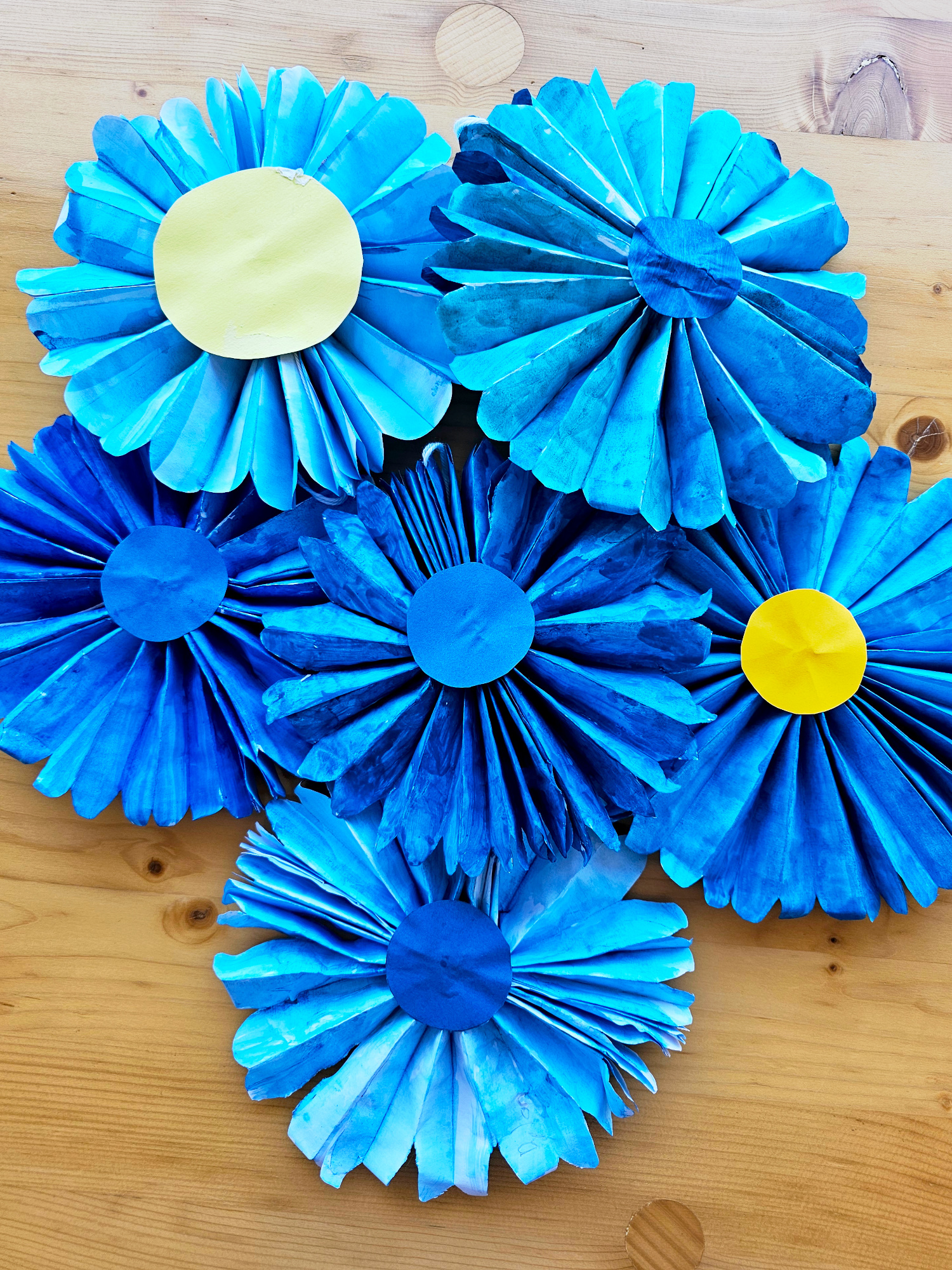 Blume falten mit Kindern | Basteln mit Papier | Schulzimmerdeko | Bildnerisches Gestalten oder TTG | von Fantasiewerk.ch