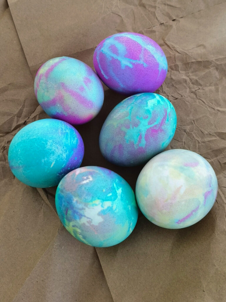 Kinder bemalen Haushaltspapier | Farbexperiment mit Batik | Oster Eier marmorieren